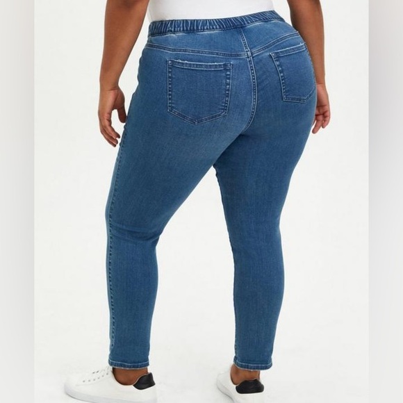 Torrid Pull-On Boyfriend Straight Mid-Rise Jean - Size 26 (4) Tall - Picture 2 of 5